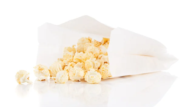 Popcorn-Tüte auf weißem Hintergrund — Stockfoto