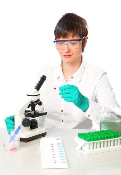 Flicka som arbetar i laboratoriet med Mikroskop — Stockfoto