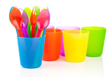 Beyaz arka plan üzerinde izole parlak plastik sofra