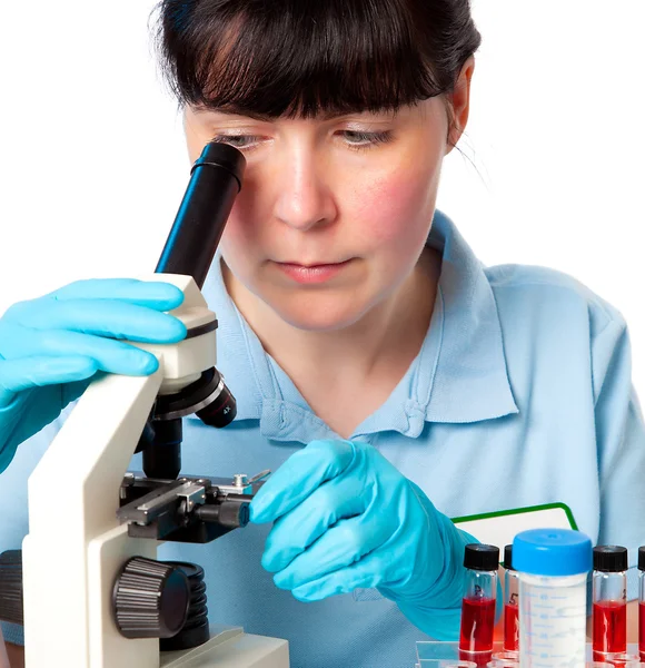 Menina trabalhando no laboratório com microscópio — Fotografia de Stock