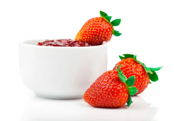 Полуничне варення і свіжі ягоди ізольовані на білому — стокове фото