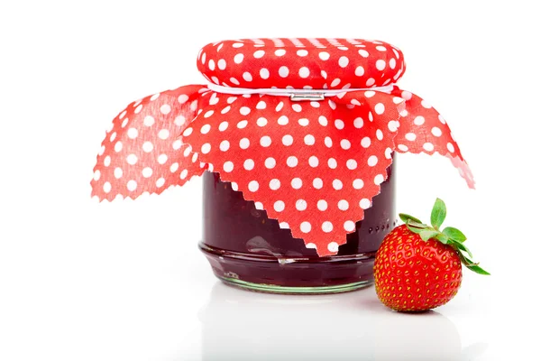 Strawberry jam and fresh berries isolated on white — Stock Photo, Image