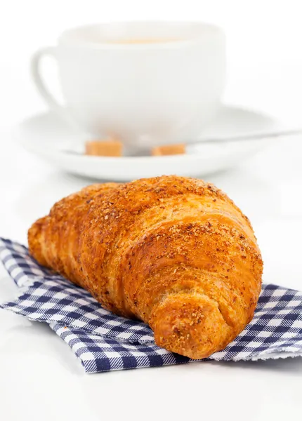 Croissant com xícara de café. Isolado em backgroun branco — Fotografia de Stock