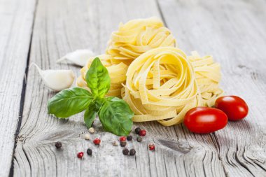 İtalyan makarna fettuccine sarımsak, domates ve taze ba ile iç içe