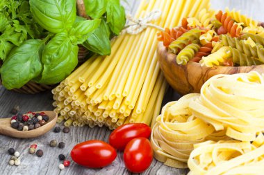 İtalyan makarna, spagetti, fettuccine yuva ile sarımsak, domates 