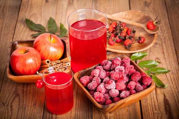 Himbeeren und Himbeercocktail in der Holzschale — Stockfoto