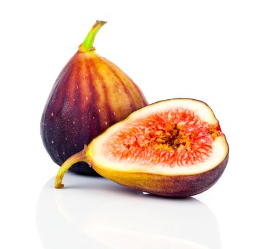 Beyaz arka planda yeni incirler
