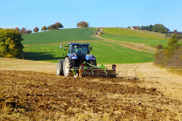 Trator de fazenda no trabalho de campo, lavoura de terra — Fotografia de Stock