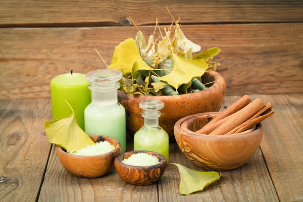 Sal de hierbas en el cuenco de madera y hierba sobre fondo de madera . — Foto de Stock