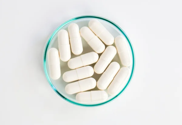 Medische capsules op witte achtergrond — Stockfoto