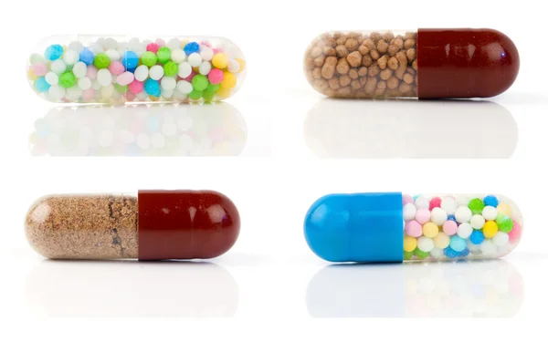 Capsules op witte achtergrond — Stockfoto