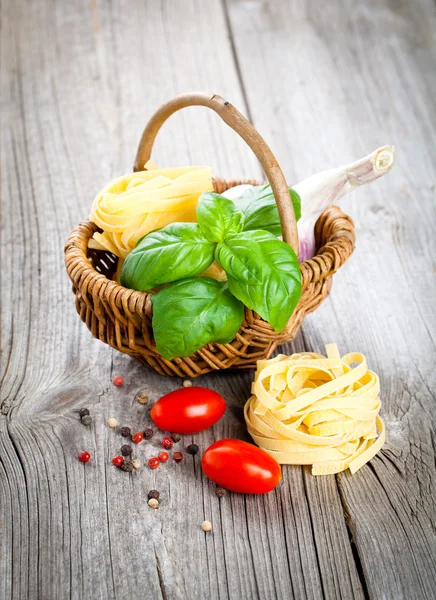 Fettuccine di pasta italiana nido con aglio, pomodori e ba fresca — Foto Stock