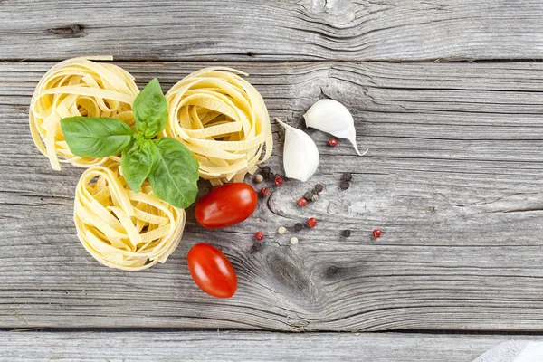 İtalyan makarna fettuccine sarımsak, domates ve taze ba ile iç içe — Stok fotoğraf