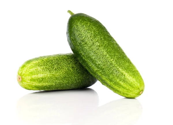 Verse komkommers, geïsoleerd op een witte achtergrond — Stockfoto