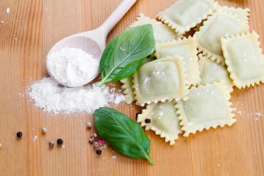 ahşap zemin üzerinde taze fesleğen ile ev yapımı makarna mantı