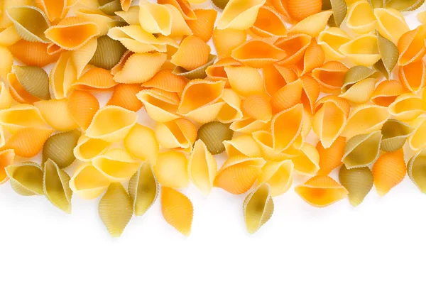 Rohe Pasta auf weißem Hintergrund — Stockfoto