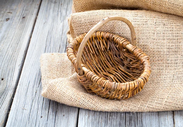 Cesta de vime vazia no fundo de madeira — Fotografia de Stock