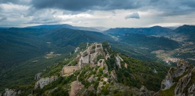peyrepertuse ortaçağ kalesi. Fransa