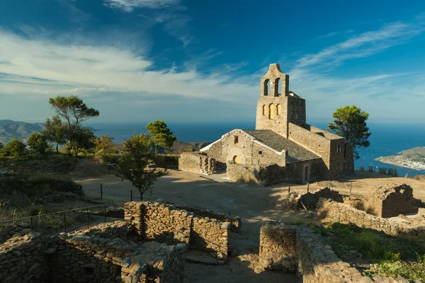 Mountain landscape. An architectural fragment — Stock Photo, Image