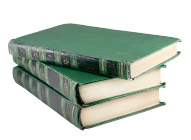 Beyaz arkaplanda izole edilmiş eski kitapların yığını