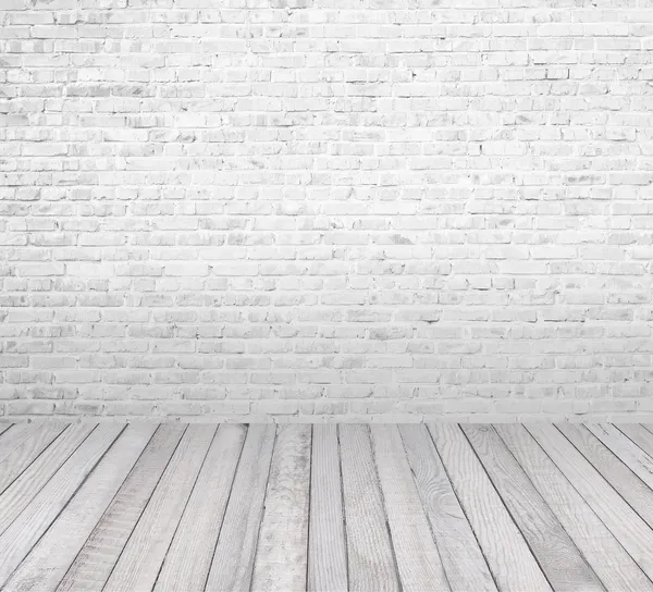 Habitación interior con pared de ladrillo blanco y suelo de madera — Foto de Stock