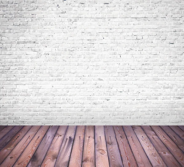 Quarto interior com parede de tijolo branco e piso de madeira — Fotografia de Stock