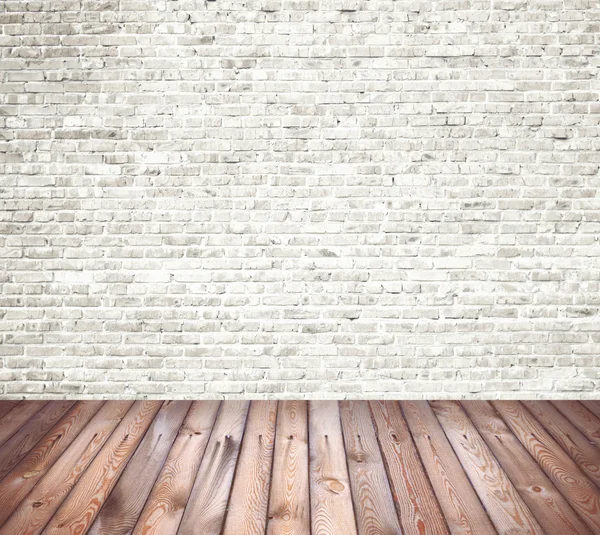 Vnitřní prostor s bílým cihlové zdi a dřevěné podlahy — Stock fotografie