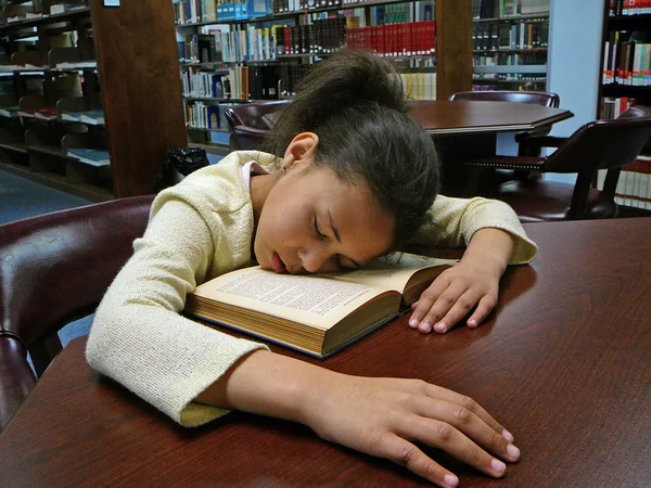 Reading in the Library — Stock Photo, Image