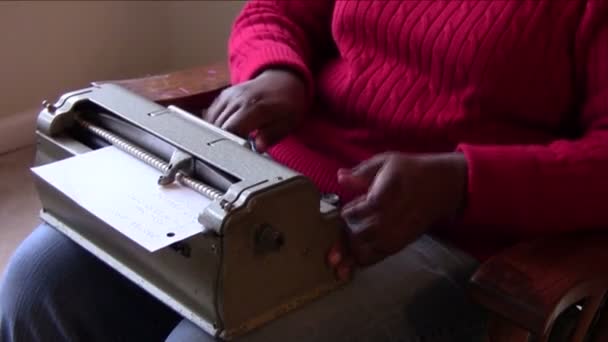 Braille yazıcısı yardımıyla — Stok video