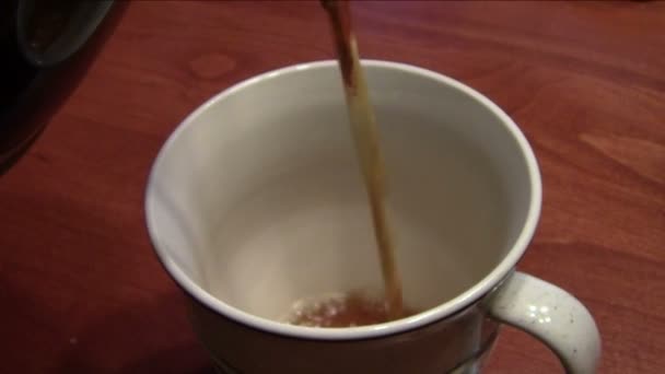 Kaffee einschenken — Stockvideo