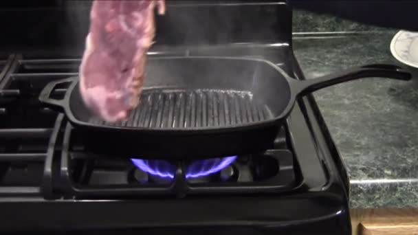 Koken biefstuk — Stockvideo