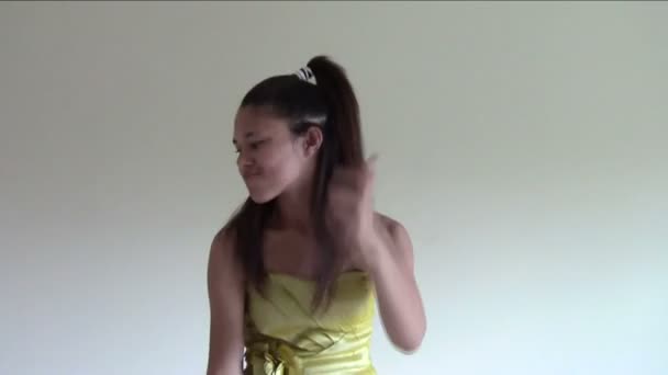 Modelagem vestido de baile — Vídeo de Stock