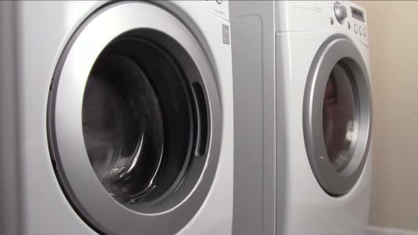 Стиральная машина и сушилка — стоковое видео