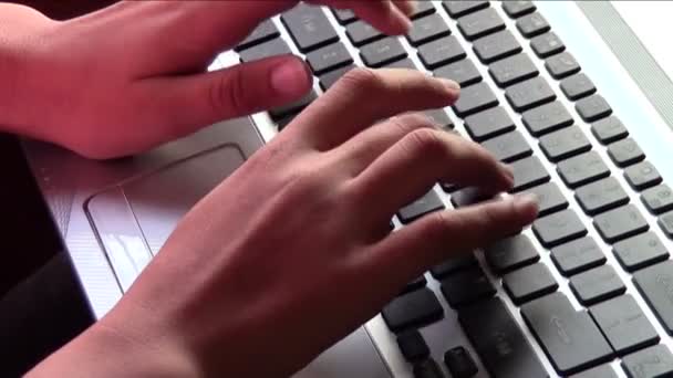 Натискання клавіш на ноутбук — стокове відео