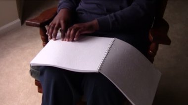 Braille broşür okuma