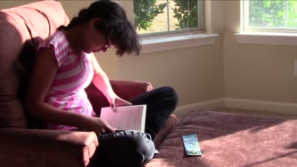 阅读的女孩 — 图库视频影像