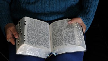 İncil 'i okuyorum.