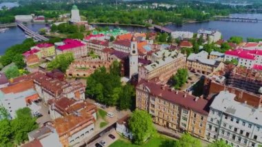 Küçük, Avrupa kasabası, küçük evleri ve antik kale kuleleri var..