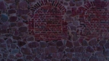 Küçük, Avrupa kasabası, küçük evleri ve antik kale kuleleri var..