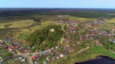 Küçük, Avrupa kasabası, küçük evleri ve antik kale kuleleri var..