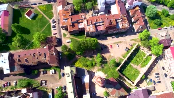 Μικρή Ευρωπαϊκή Πόλη Χαμηλά Σπίτια Και Αρχαίους Πύργους — Αρχείο Βίντεο