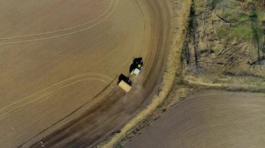 İlk mahsulü temizlemek, ekip biçmek ve biçmek için ilkbahar işidir..