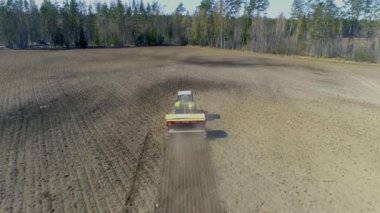 İlk mahsulü temizlemek, ekip biçmek ve biçmek için ilkbahar işidir..