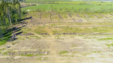 İlk mahsulü temizlemek, ekip biçmek ve biçmek için ilkbahar işidir..