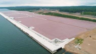 Kuzey kıyısında, bir çam ormanının ortasında, deniz kargo transferi için büyük bir liman inşa ediliyor..