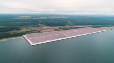 Kuzey kıyısında, bir çam ormanının ortasında, deniz kargo transferi için büyük bir liman inşa ediliyor..