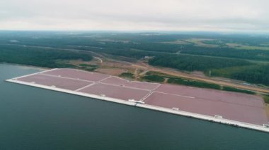Kuzey kıyısında, bir çam ormanının ortasında, deniz kargo transferi için büyük bir liman inşa ediliyor..
