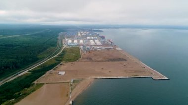 Kuzey kıyısında, bir çam ormanının ortasında, deniz kargo transferi için büyük bir liman inşa ediliyor..