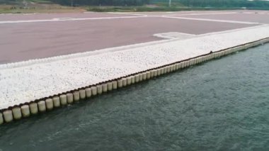 Kuzey kıyısında, bir çam ormanının ortasında, deniz kargo transferi için büyük bir liman inşa ediliyor..