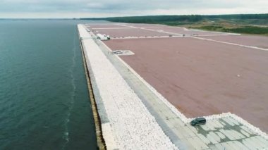 Kuzey kıyısında, bir çam ormanının ortasında, deniz kargo transferi için büyük bir liman inşa ediliyor..